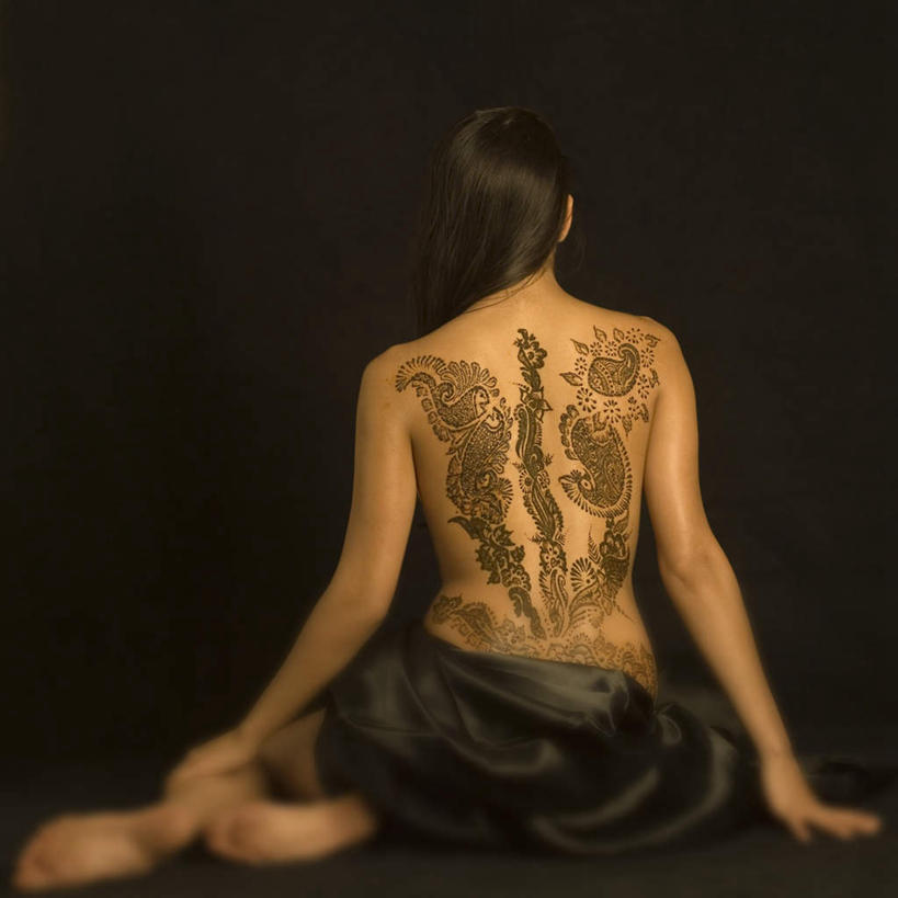 一个人,坐,横图,室内,白天,时尚,亚洲,仅一个年轻女性,仅一个女性,仅一个人,黑色背景,内衣,朦胧,模糊,文化,裸露,纹身,背面,个性,摄影,信仰,影棚,刺青,裸,追求,想象,文身,勇气,崇拜,张扬,年轻女性,女人,女性,亚洲人,印度人,坐着,半身,彩图,影棚拍摄,拍摄