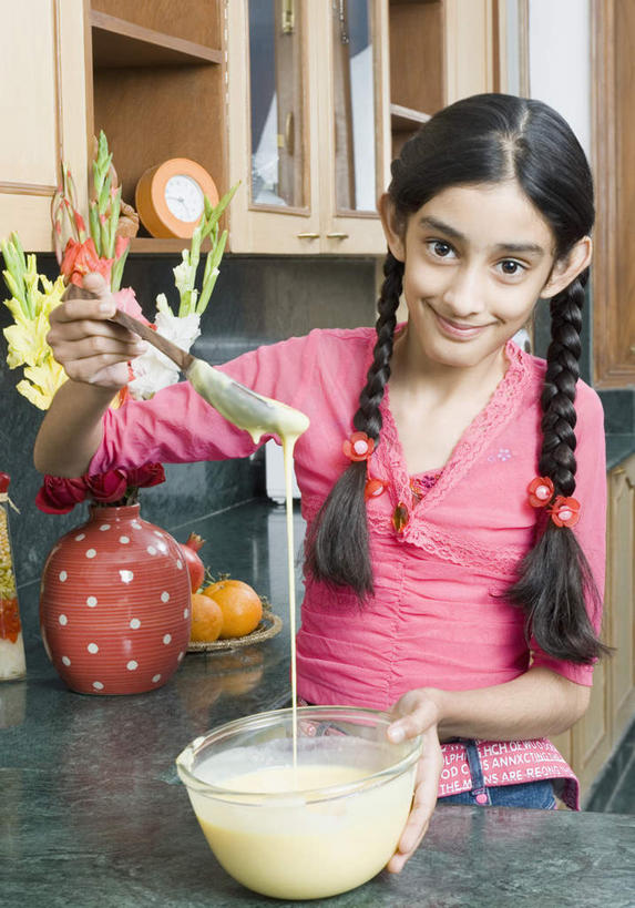 儿童,一个人,站,笑,微笑,竖图,室内,白天,正面,纯洁,厨房,门,桌面,桌子,柑橘,石榴,花瓶,闹钟,玻璃,亚洲,仅一个女性,仅一个人,握,服装,盛开,时间,木勺,时钟,勺子,台子,鸡蛋,拿,花蕾,拿着,注视,休闲装,玻璃制品,花,花瓣,花朵,鲜花,小孩,衣服,橱柜,调羹,门框,汤匙,碗,花苞,花蕊,观察,看,站着,仅一个小孩,休闲,休闲服,表,可爱,童年,童趣,握着,服饰,观看,察看,关注,童真,烂漫,无邪,天真,女孩,女人,女性,亚洲人,印度人,孩子,钟,涂林,若榴,橘子,桔子,金罂,金庞,丹若,橙子,橙,安石榴,半身,彩图,灶间,女生