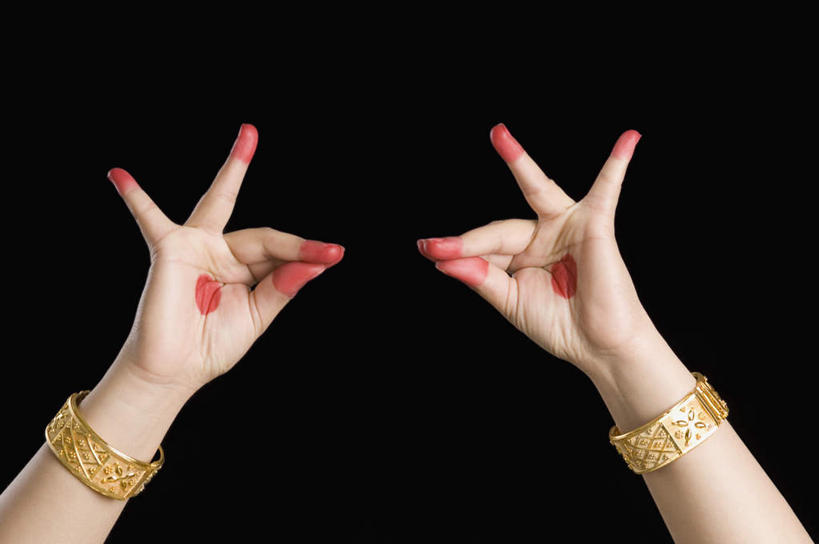 手,一个人,站,横图,室内,特写,白天,正面,亚洲,仅一个年轻女性,仅一个女性,仅一个人,一双,黑色背景,指甲油,装饰品,饰品,手链,首饰,手势,站着,手部,摄影,手镯,影棚,镯子,年轻女性,女人,女性,亚洲人,印度人,半身,彩图,影棚拍摄,拍摄