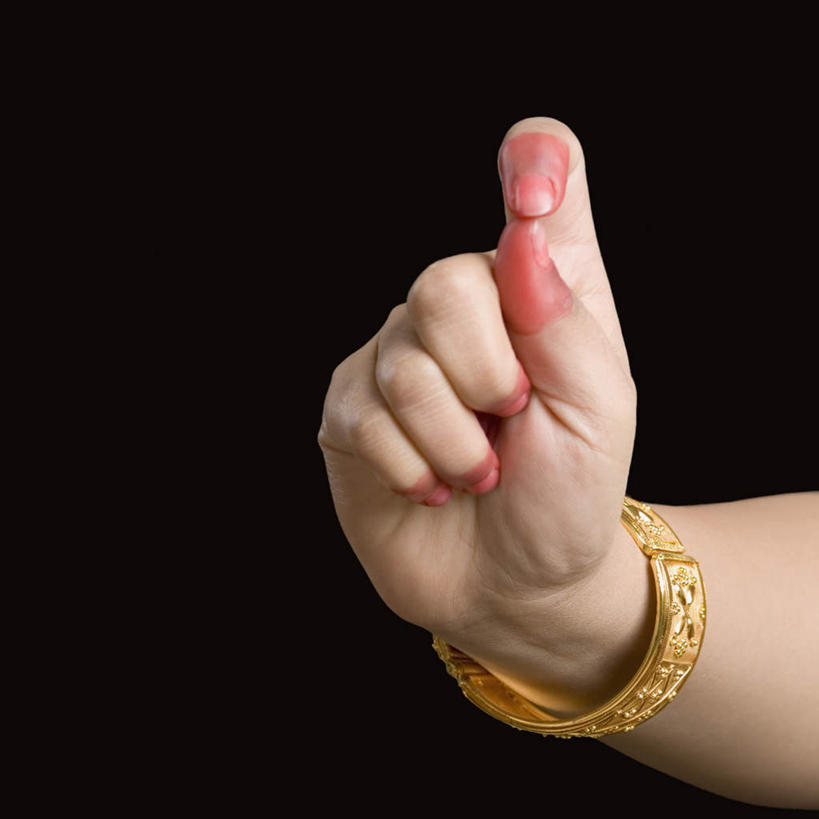 手,一个人,站,横图,室内,特写,白天,正面,亚洲,仅一个年轻女性,仅一个女性,仅一个人,一双,黑色背景,圆形,指甲油,装饰品,红色,饰品,手链,首饰,手势,站着,手部,摄影,手镯,影棚,单手,手印,镯子,年轻女性,女人,女性,亚洲人,印度人,半身,彩图,影棚拍摄,拍摄