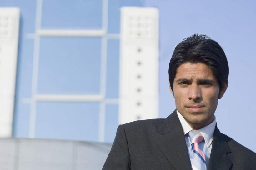 一个人,商务人士,商务男性,站,横图,室外,白天,正面,衬衫,亚洲,仅一个男性,仅一个人,套装,朦胧,模糊,注视,仅一个年轻男性,观察,看,站着,观看,察看,关注,商务装,工薪阶层,男人,男性,年轻男性,亚洲人,印度人,白领,上班族,站立,半身,彩图,衬衣