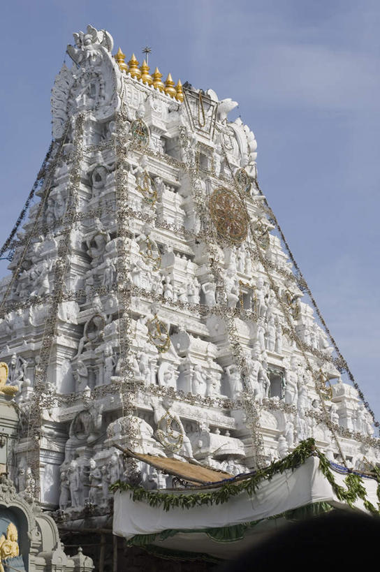 无人,寺庙,竖图,室外,白天,仰视,旅游,度假,名胜古迹,标志建筑,地标,建筑,印度,亚洲,节日,遗迹,建筑群,燃烧,古迹,文化,文物,娱乐,建设,古建筑,蓝色,蓝天,天空,香火,庙宇,天,祈祷,享受,休闲,健康,旅游胜地,放松,许愿,宗教,信仰,晴朗,纪念,祈求,南亚,古文明,万里无云,印度共和国,安得拉,安得拉邦,平安,晴空,晴空万里,彩图,低角度拍摄,庙,寺