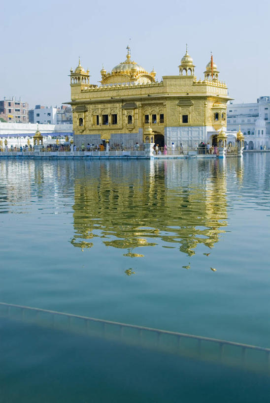 无人,寺庙,竖图,室外,白天,正面,旅游,度假,河流,名胜古迹,水,标志建筑,地标,建筑,印度,亚洲,阴影,节日,遗迹,光线,影子,河水,水流,燃烧,古迹,文化,文物,娱乐,建设,古建筑,蓝色,倒影,蓝天,天空,阳光,香火,庙宇,天,祈祷,享受,休闲,健康,旅游胜地,放松,许愿,宗教,信仰,晴朗,纪念,祈求,倒映,南亚,古文明,万里无云,印度共和国,反照,旁遮普,旁遮普邦,阿姆利则,平安,晴空,晴空万里,彩图,庙,寺