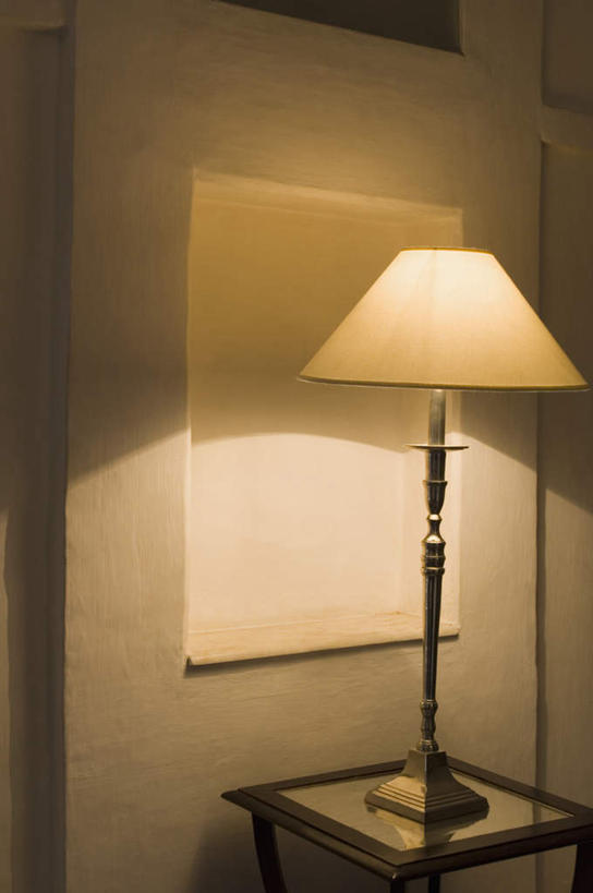 无人,竖图,室内,白天,正面,台灯,桌面,桌子,照明,阴影,光线,木制,影子,墙,灯光,墙壁,墙面,灯,木制品,灯具,照亮,照明设备,彩图