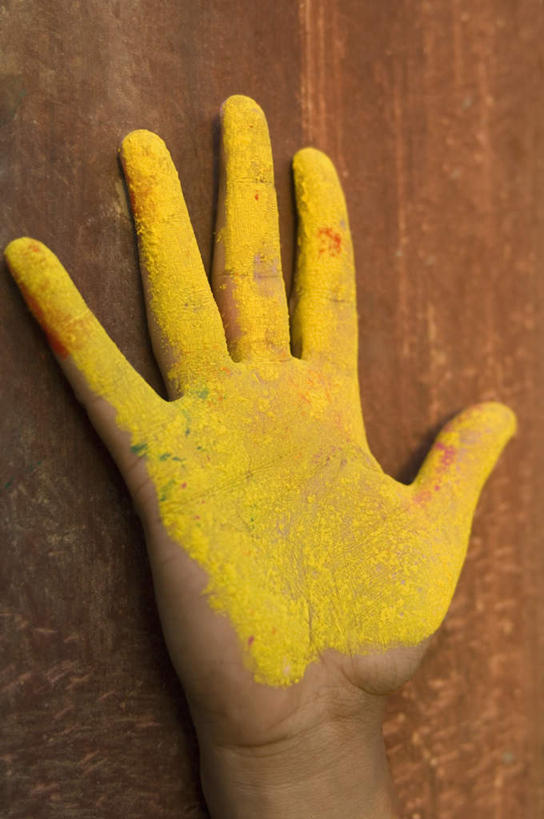 手,一个人,竖图,室外,特写,白天,正面,亚洲,仅一个男性,仅一个人,展开,张开,粉末,仅一个年轻男性,黄色,手部,粉,单手,粉状,粉剂,男人,男性,年轻男性,亚洲人,印度人,半身,彩图