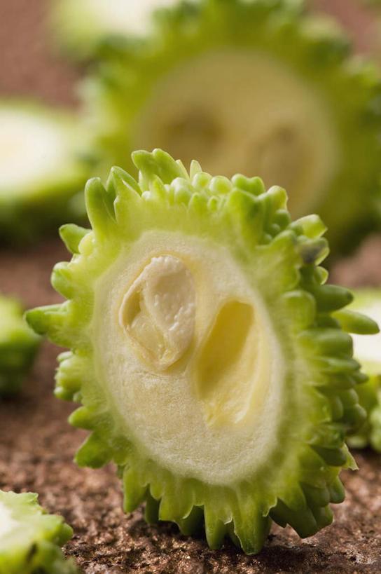 无人,竖图,室内,特写,白天,正面,桌面,桌子,蔬菜,切开,朦胧,模糊,新鲜,木制,苦瓜,食品,食物,木制品,切,凉瓜,有机食品,绿色食品,剖面,切面,君子菜,癞瓜,癞葡萄,彩图