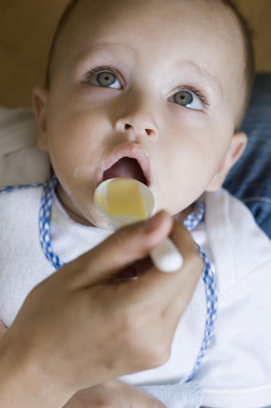 婴儿,儿童,脸,脸颊,两个人,躺,竖图,室内,特写,白天,正面,游戏,纯洁,床,玩具,亚洲,喂食,握,勺子,床单,拿,玩,拿着,娱乐,被子,上衣,小孩,白色,调羹,汤匙,休闲,可爱,握着,单人床,活泼,被单,宝宝,纯真,烂漫,无邪,卧着,伶俐,天真,亚洲人,印度人,孩子,脸部,脸蛋,面部,躺着,玩耍,卧,嬉戏,半身,彩图