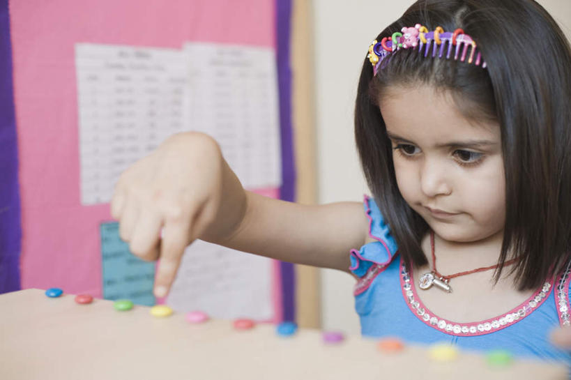 儿童,一个人,站,横图,室内,白天,正面,纯洁,项链,亚洲,仅一个女性,仅一个人,戴,指,服装,朦胧,模糊,装饰,点,注视,休闲装,装饰品,小孩,衣服,发箍,发饰,饰品,首饰,黑板,观察,看,站着,仅一个小孩,休闲,休闲服,童趣,教学,服饰,头箍,观看,察看,指着,关注,发卡,童真,烂漫,无邪,配饰,耐磨,教学黑板,天真,女孩,女人,女性,亚洲人,印度人,孩子,站立,半身,彩图,女生