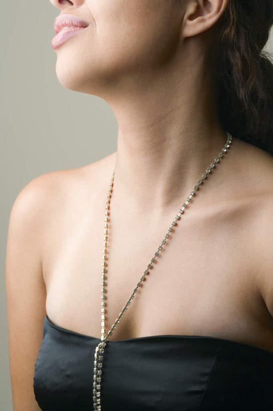 脸,头,脸颊,脖子,肩,一个人,笑,微笑,露齿笑,竖图,室内,特写,白天,正面,项链,亚洲,仅一个年轻女性,仅一个女性,仅一个人,戴,服装,注视,休闲装,装饰品,衣服,饰品,首饰,观察,看,休闲,休闲服,服饰,观看,露肩,察看,关注,肩部,年轻女性,女人,女性,亚洲人,印度人,头部,脖,颈,颈部,脸部,脸蛋,面部,抬头,仰头,半身,彩图