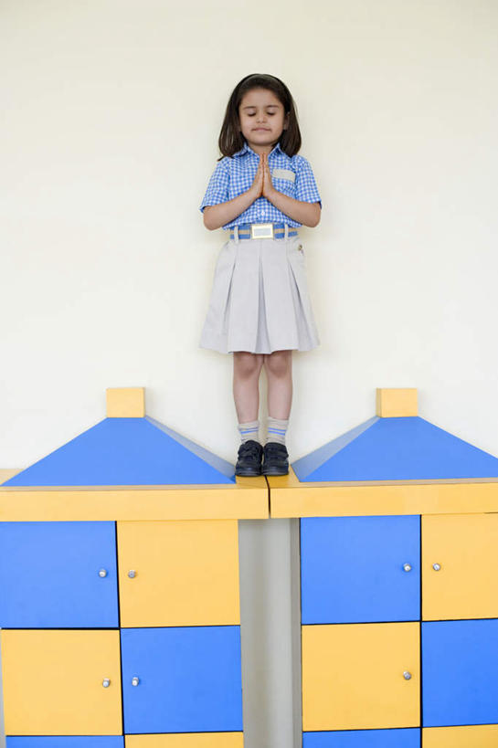 儿童,一个人,站,闭眼,竖图,室内,白天,正面,纯洁,柜子,亚洲,仅一个女性,仅一个人,服装,储物柜,休闲装,小孩,衣服,橱柜,祈祷,双手合十,站着,仅一个小孩,休闲,休闲服,可爱,童年,童趣,服饰,储存,祷告,童真,烂漫,无邪,储备,蕴藏,贮备,天真,女孩,女人,女性,亚洲人,印度人,孩子,闭眼睛,闭着眼,闭着眼睛,站立,彩图,全身,贮存,女生