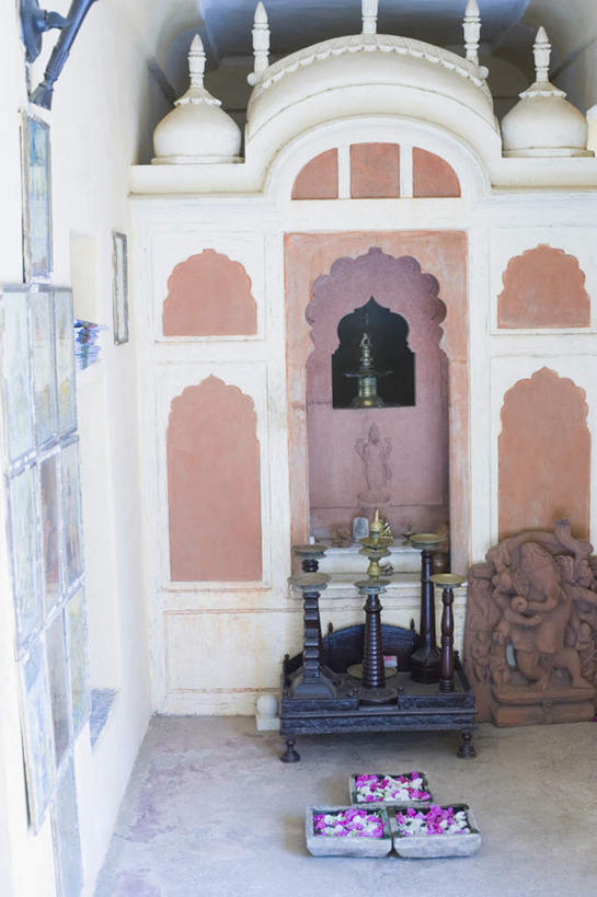 无人,竖图,俯视,室内,白天,标志建筑,地标,建筑,金属制品,雕塑,节日,艺术,装饰,盛开,金属,雕刻,雕像,香炉,建筑群,花蕾,文化,建设,花,花瓣,花朵,鲜花,白色,容器,工艺品,花苞,花蕊,祈祷,健康,紫红色,许愿,宗教,信仰,纪念,储藏,铁盒,祈求,美术,祭奠,祭祀,储存,主题,祭坛,陈列,功能,美学,敬拜,平安,彩图,高角度拍摄,贮存