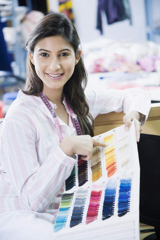 一个人,裁缝,坐,笑,微笑,露齿笑,竖图,室内,白天,侧面,桌子,亚洲,仅一个年轻女性,仅一个女性,仅一个人,服装,拿,拿着,注视,休闲装,衣服,观察,看,休闲,休闲服,服饰,观看,察看,样板,关注,年轻女性,女人,女性,亚洲人,印度人,裁缝师,坐着,半身,彩图