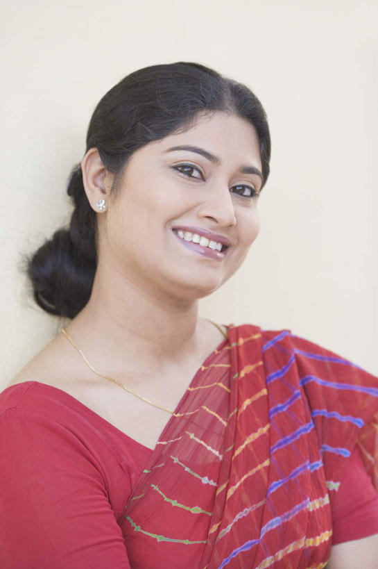 一个人,笑,微笑,露齿笑,竖图,室内,白天,正面,民族服装,亚洲,仅一个年轻女性,仅一个女性,仅一个人,注视,观察,看,服饰,观看,飘逸,察看,庄重,关注,追求,纱丽,雅致,纱丽服,清婉,妍丽,年轻女性,女人,女性,亚洲人,印度人,半身,彩图,传统服装,民俗服,奢华