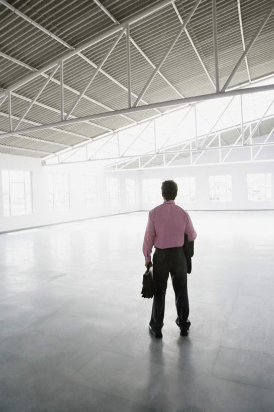 一个人,商务人士,商务男性,站,竖图,室内,白天,衬衫,窗户,亚洲,仅一个男性,仅一个人,握,套装,包,公文包,拿,拎,拿着,玻璃窗,仅一个年轻男性,背面,站着,握着,公事包,商务装,工薪阶层,男人,男性,年轻男性,亚洲人,印度人,白领,上班族,站立,彩图,全身,衬衣,拎着