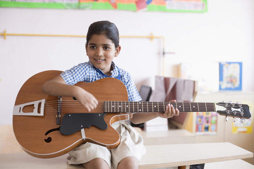 儿童,一个人,学校,坐,笑,微笑,露齿笑,横图,室内,白天,正面,纯洁,亚洲,仅一个女性,仅一个人,服装,吉他,乐器,弦乐器,注视,休闲装,校园,小孩,衣服,观察,看,仅一个小孩,休闲,教室,休闲服,可爱,童年,童趣,弹,服饰,观看,察看,关注,弹拨弦鸣乐器,童真,烂漫,无邪,天真,女孩,女人,女性,亚洲人,印度人,孩子,坐着,半身,彩图,弹拨弦乐器,女生