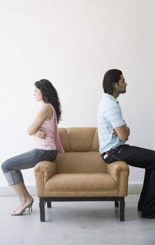 两个人,夫妻,客厅,坐,双手交叉,竖图,室内,白天,侧面,爱情,沙发,亚洲,服装,生气,浪漫,注视,休闲装,衣服,观察,看,休闲,休闲服,恩爱,愤怒,恋人,服饰,观看,恼怒,察看,起居室,双手抱胸,愤慨,怒气,气愤,吵架,发怒,关注,怒火,情绪,脾气,布艺沙发,忿怒,怨恨,强烈,客堂,打骂,气忿,愤恨,肝火,激动,男人,男性,年轻男性,年轻女性,女人,女性,亚洲人,印度人,情侣,坐着,彩图,全身,伴侣