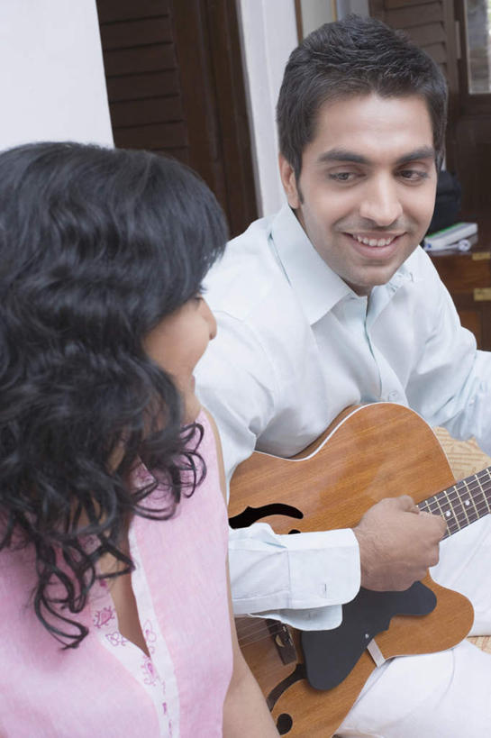 两个人,夫妻,坐,笑,微笑,露齿笑,竖图,室内,白天,正面,爱情,亚洲,服装,吉他,乐器,弦乐器,浪漫,注视,休闲装,衣服,观察,看,休闲,休闲服,恩爱,弹,恋人,服饰,观看,察看,关注,弹拨弦鸣乐器,男人,男性,年轻男性,年轻女性,女人,女性,亚洲人,印度人,情侣,坐着,半身,彩图,伴侣,弹拨弦乐器