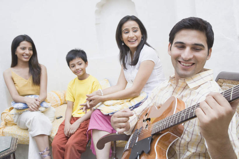 儿童,四个人,伙伴,朋友,坐,笑,微笑,露齿笑,横图,室内,白天,正面,友谊,纯洁,亚洲,服装,吉他,乐器,弦乐器,注视,休闲装,小孩,衣服,观察,看,休闲,休闲服,可爱,童年,童趣,弹,服饰,观看,察看,关注,弹拨弦鸣乐器,童真,烂漫,无邪,天真,友情,男孩,男人,男性,年轻男性,年轻女性,女人,女性,亚洲人,印度人,孩子,坐着,半身,彩图,弹拨弦乐器,男生