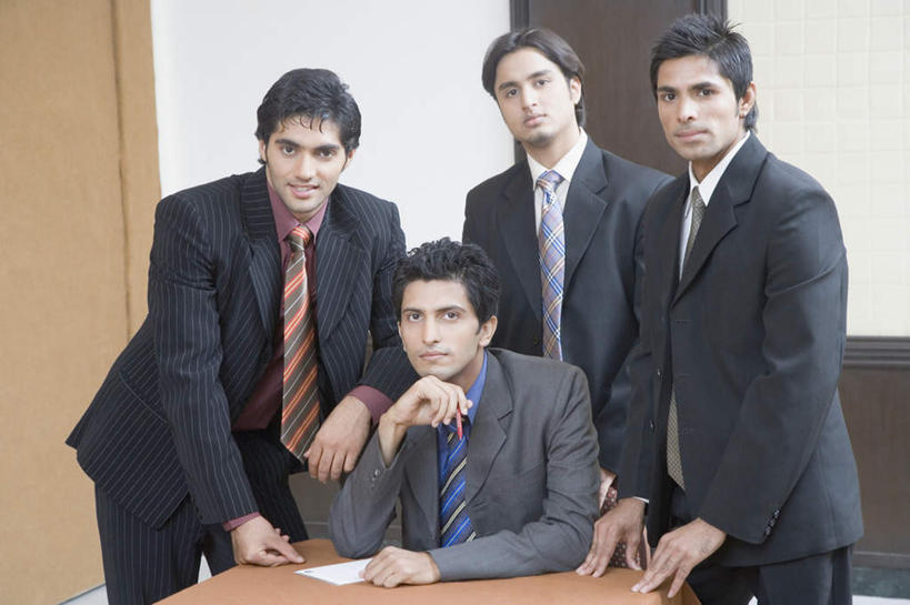 四个人,同事,商务人士,商务男性,会议室,站,坐,笑,微笑,露齿笑,横图,室内,白天,正面,衬衫,成功,合作,团队,集体,信心,桌子,亚洲,撑,套装,开会,会议,办公桌,托腮,注视,队伍,观察,看,托,站着,观看,察看,领导,成就,关注,托下巴,商务装,合伙,领袖,工薪阶层,男人,男性,年轻男性,亚洲人,印度人,白领,上班族,站立,坐着,半身,彩图,衬衣