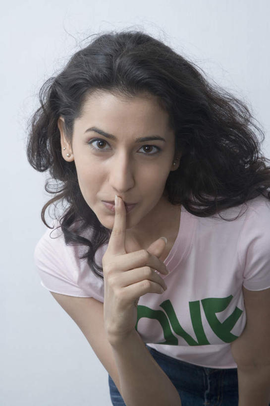 一个人,站,笑,微笑,露齿笑,竖图,室内,白天,白色背景,正面,亚洲,仅一个年轻女性,仅一个女性,仅一个人,服装,英文,标志,文字,字符,字母,注视,休闲装,鼓励,标识,衣服,观察,加油,看,手势,站着,休闲,休闲服,打气,摄影,服饰,影棚,观看,英文字母,察看,关注,鼓舞,年轻女性,女人,女性,亚洲人,印度人,长发,站立,半身,彩图,影棚拍摄,拍摄