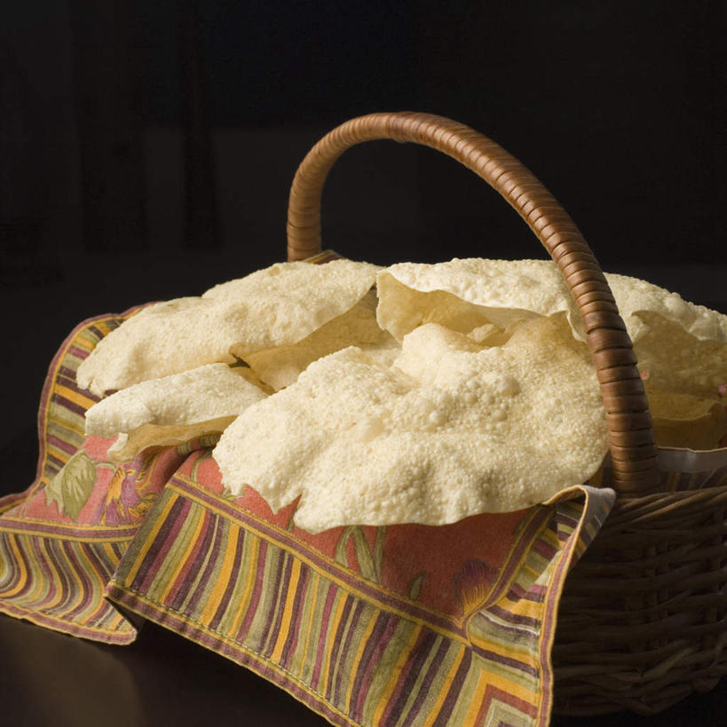 无人,交叉,横图,俯视,室内,特写,白天,餐桌,桌子,竹子,一堆,许多,阴影,堆叠,堆积,黑色背景,竹制,编织,反射,篮子,影子,油炸,很多,一个,竹篮,遮,摄影,影棚,单个,餐台,竹条,堆,交织,竹制品,遮挡,薄饼,遮盖,遮蔽,穿插,印度薄饼,彩图,高角度拍摄,影棚拍摄,拍摄