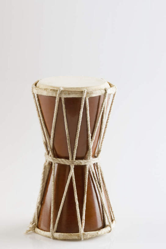 无人,竖图,俯视,室内,特写,白天,白色背景,静物,阴影,风俗,民俗,反射,影子,棕色,鼓,乐器,一个,绳子,摄影,影棚,单个,打击乐器,节奏,节拍,民风,传统乐器,彩图,高角度拍摄,影棚拍摄,拍摄