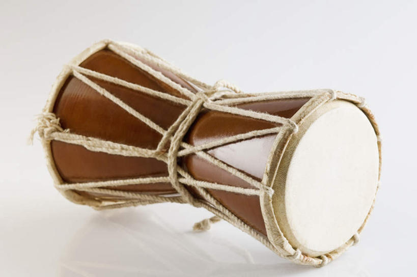 无人,横图,俯视,室内,特写,白天,白色背景,静物,阴影,风俗,民俗,反射,影子,棕色,鼓,乐器,一个,绳子,摄影,影棚,单个,打击乐器,节奏,节拍,民风,传统乐器,彩图,高角度拍摄,影棚拍摄,拍摄