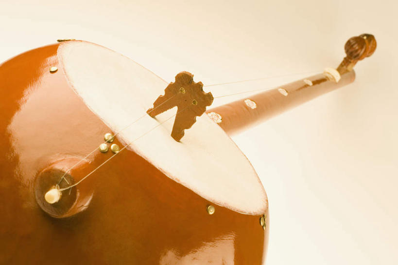 无人,横图,俯视,室内,特写,白天,静物,阴影,反射,木制,影子,乐器,弦乐器,一个,木制品,摄影,影棚,褐色背景,单个,弹拨弦鸣乐器,班卓琴,彩图,高角度拍摄,影棚拍摄,拍摄,弹拨弦乐器