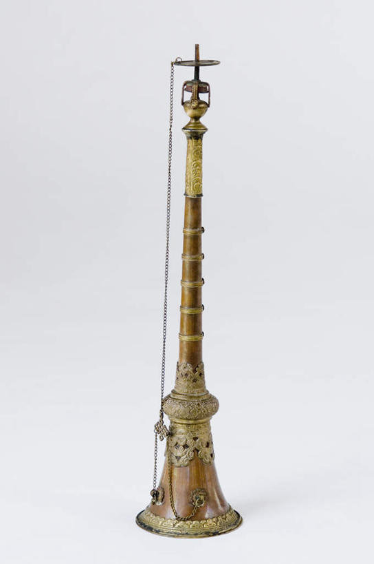 无人,竖图,室内,特写,白天,白色背景,正面,静物,阴影,反射,影子,吹奏乐器,单簧管,黑管,乐器,木管乐器,一个,金色,摄影,影棚,单个,木管,克拉管,乌木棒,彩图,影棚拍摄,拍摄