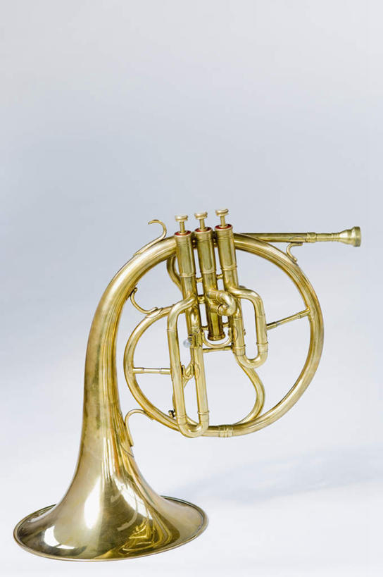 无人,竖图,俯视,室内,特写,白天,白色背景,静物,阴影,反射,影子,乐器,喇叭,一个,金色,摄影,影棚,单个,军号,彩图,高角度拍摄,影棚拍摄,拍摄