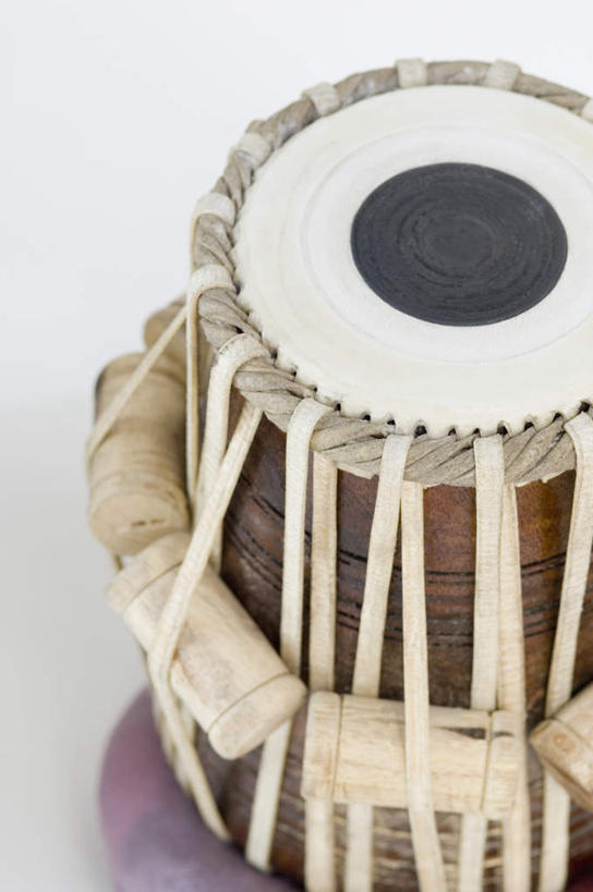 无人,竖图,俯视,室内,特写,白天,白色背景,静物,阴影,反射,影子,鼓,乐器,一个,摄影,影棚,单个,打击乐器,节奏,节拍,传统乐器,塔布拉鼓,彩图,高角度拍摄,影棚拍摄,拍摄