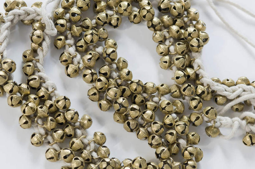 无人,横图,俯视,室内,特写,白天,白色背景,静物,一串,阴影,反射,铃铛,影子,一个,绳子,金色,摄影,影棚,单个,富贵,忠诚,富丽,名誉,荣华,彩图,高角度拍摄,影棚拍摄,拍摄