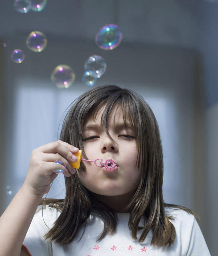 东方人,儿童,一个人,闭眼,竖图,室内,白天,正面,游戏,纯洁,亚洲,仅一个女性,仅一个人,握,阴影,服装,反射,影子,墙,拿,玩,拿着,休闲装,黄种人,娱乐,吹泡泡,墙壁,墙面,小孩,衣服,灰色,吹,仅一个小孩,休闲,休闲服,可爱,童年,童趣,握着,服饰,泡泡机,童真,烂漫,无邪,天真,女孩,女人,女性,亚洲人,印度人,孩子,闭眼睛,闭着眼,闭着眼睛,玩耍,嬉戏,半身,彩图,女生