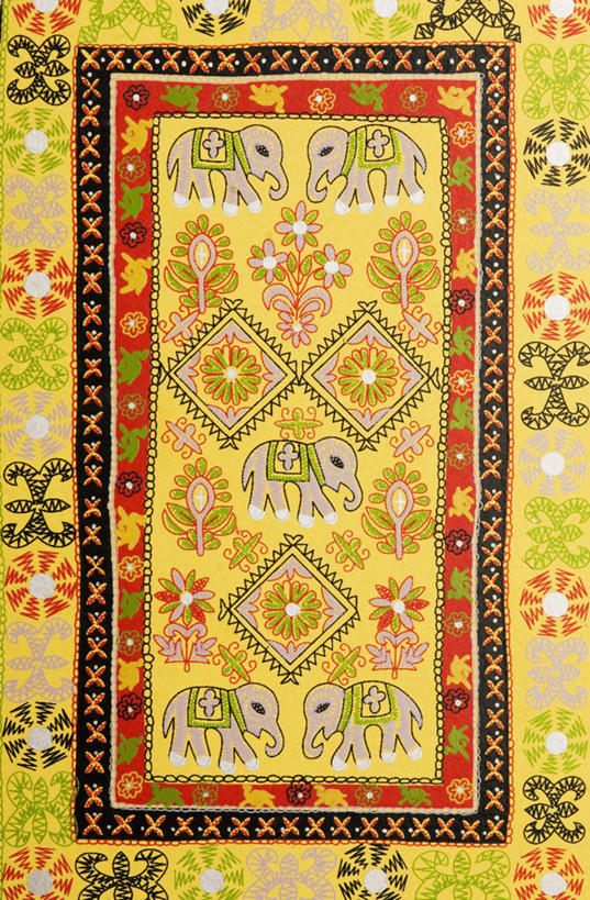 无人,竖图,室内,特写,白天,正面,婚礼,快乐,静物,刺绣,花纹,庆祝,装饰,纹路,布料,图案,纹理,绸缎,结婚,喜庆,纪念,华丽,修饰,点缀,请帖,肌理,衬托,美观,雅致,雅观,彩图,高兴,请柬