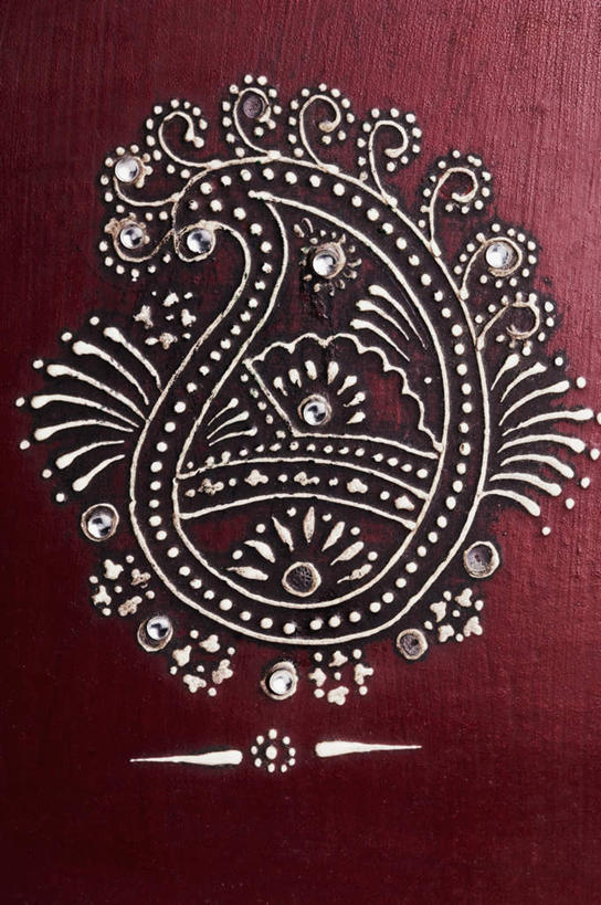 无人,竖图,室内,特写,白天,正面,婚礼,快乐,静物,刺绣,红色背景,花纹,庆祝,装饰,布料,图案,绸缎,结婚,喜庆,纪念,华丽,修饰,点缀,请帖,衬托,美观,雅致,雅观,彩图,高兴,请柬