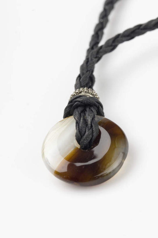 无人,竖图,俯视,室内,特写,白天,白色背景,静物,项链,一条,阴影,反射,影子,装饰品,饰品,首饰,摄影,影棚,贵重,珍贵,宝石,宝贵,彩图,高角度拍摄,影棚拍摄,拍摄