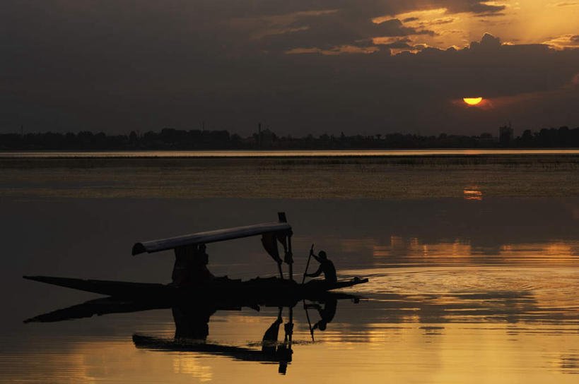 划船,一个人,横图,室外,白天,正面,旅游,度假,湖,湖泊,美景,日落,水,太阳,仅一个男性,仅一个人,波纹,湖面,景观,水流,水面,水平线,晚霞,霞光,云,云朵,辽阔,涟漪,云彩,注视,娱乐,竹筏,仅一个年轻男性,白云,倒影,蓝天,水纹,天空,自然,黄昏,波浪,湖水,天,观察,看,享受,休闲,广阔,景色,彩霞,放松,观看,一望无际,察看,倒映,关注,自然风光,小舟,水晕,无边无际,一马平川,反照,男人,男性,年轻男性,夕阳,彩图,全身,水天相接,水天一线