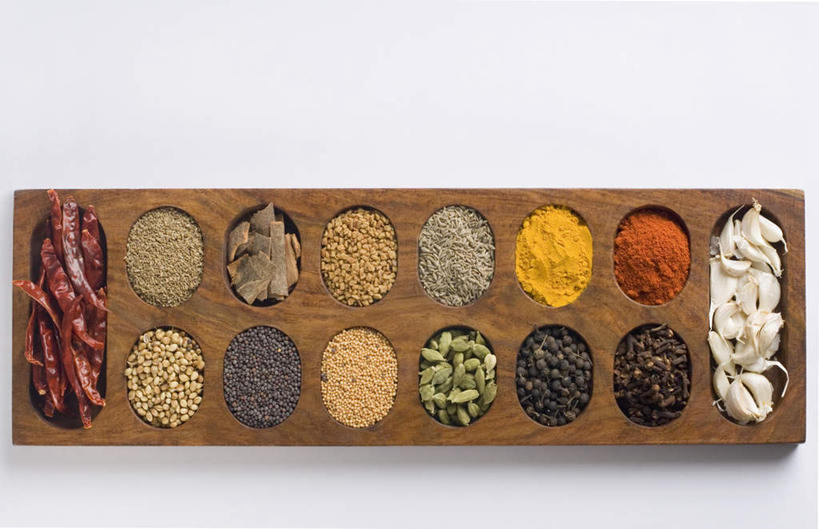 无人,横图,俯视,室内,特写,白天,白色背景,辣椒,蔬菜,蒜,一排,许多,阴影,新鲜,整齐,反射,影子,调味,香料,佐料,食品,蒜头,食物,排列,摄影,有机食品,绿色食品,影棚,咖喱粉,枯茗,孜然,配料,队列,辣角,红海椒,大椒,辣虎,广椒,安息茴香,作料,胡蒜,辣子,红辣椒,海椒,番椒,大蒜,彩图,高角度拍摄,影棚拍摄,拍摄