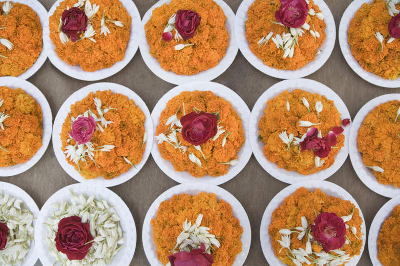 无人,横图,俯视,室内,白天,餐具,许多,节日,盛开,碟子,盘,万寿菊,花蕾,文化,花,花瓣,花朵,鲜花,排列,盘子,碟,花苞,花蕊,祈祷,健康,许愿,宗教,信仰,纪念,祈求,队列,长寿,臭芙蓉,蜂窝菊,平安,友情,彩图,高角度拍摄