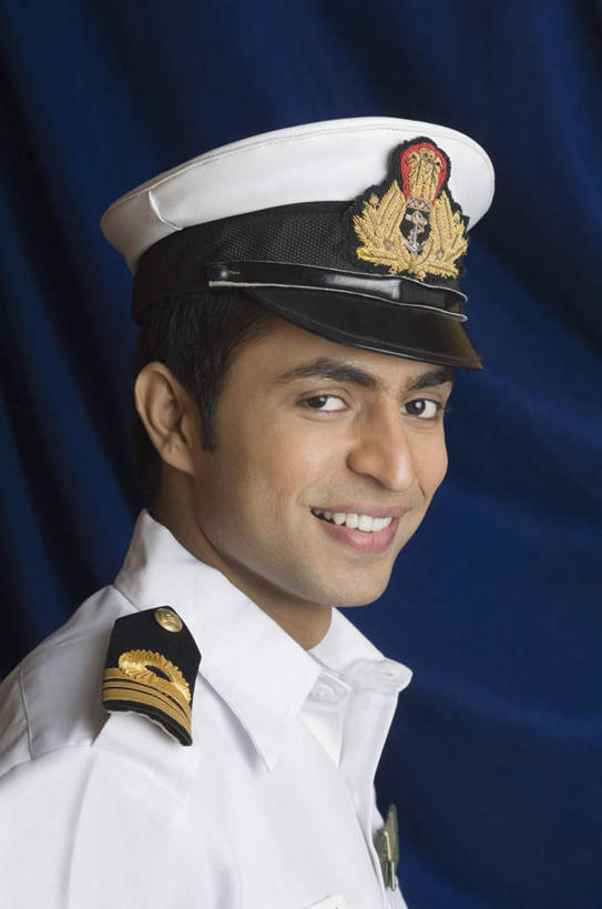 东方人,脸,头,脸颊,一个人,站,笑,微笑,露齿笑,竖图,室内,特写,白天,侧面,制服,帽子,亚洲,仅一个男性,仅一个人,扭头,注视,黄种人,肩膀,仅一个年轻男性,衣服,观察,看,站着,转头,军帽,观看,军人,察看,军装,关注,军服,海军,男人,男性,年轻男性,亚洲人,印度人,头部,脸部,脸蛋,面部,站立,半身,彩图