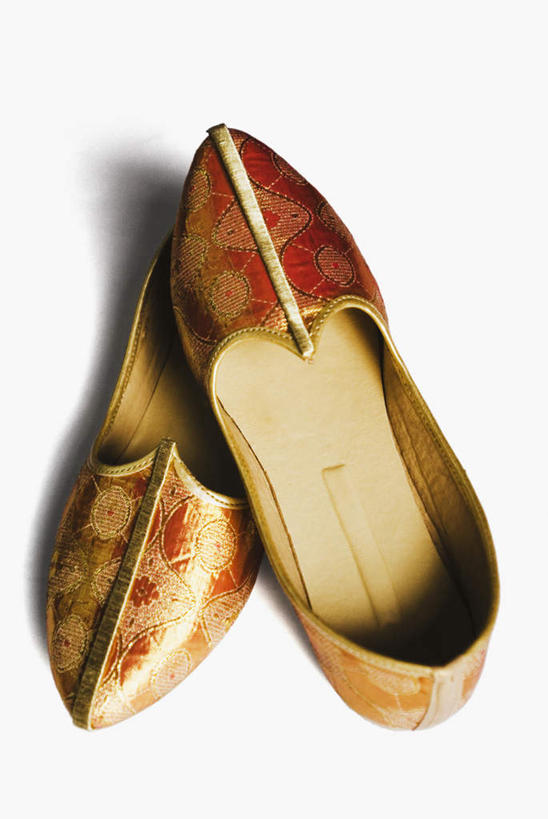 无人,竖图,俯视,室内,特写,白天,白色背景,静物,鞋子,一双,阴影,装饰,反射,影子,摄影,绣花鞋,影棚,华丽,修饰,点缀,衬托,美观,雅致,雅观,彩图,高角度拍摄,影棚拍摄,拍摄