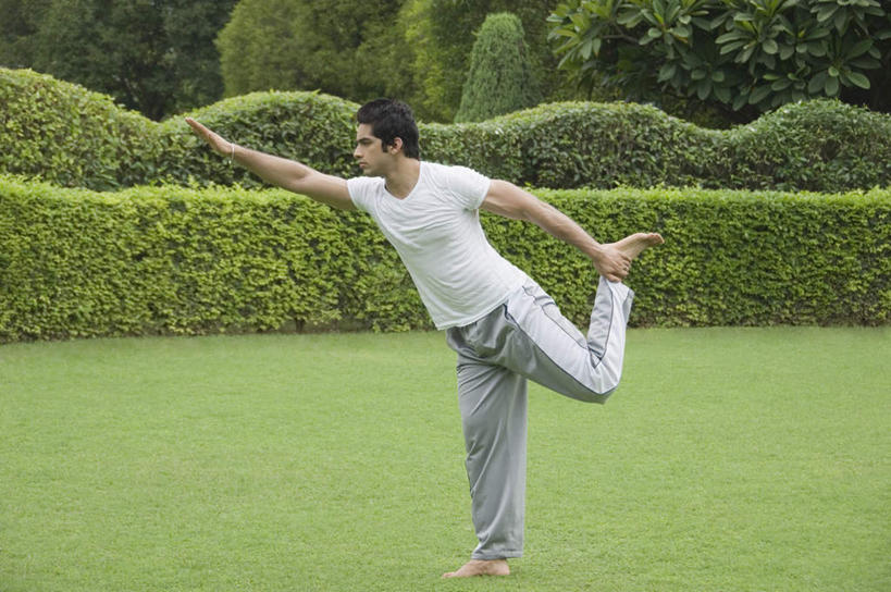 东方人,一个人,伸展双臂,横图,室外,白天,正面,运动服,锻炼,瑜伽,运动,草地,草坪,植物,亚洲,仅一个男性,仅一个人,握,服装,注视,黄种人,草,树,树木,仅一个年轻男性,衣服,绿色,自然,观察,看,握着,养生,服饰,生长,成长,观看,单腿,察看,衣着,穿着,关注,衣饰,体育,男人,男性,年轻男性,亚洲人,印度人,敞开双臂,伸开双臂,展开双肩,站立,张开手臂,张开双臂,彩图,全身,健身,运动装