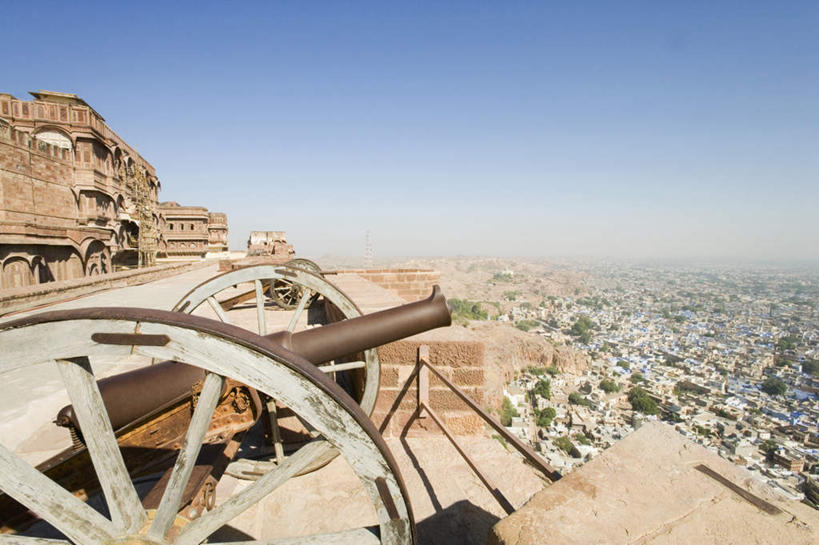 无人,家,横图,室外,白天,正面,旅游,度假,名胜古迹,植物,标志建筑,地标,建筑,印度,亚洲,遗迹,堡垒,城堡,房屋,屋子,地平线,公寓,辽阔,地面,古迹,文物,娱乐,建设,古建筑,洋房,楼房,住宅,树,树木,蓝色,绿色,蓝天,天空,自然,天,享受,休闲,广阔,大炮,旅游胜地,放松,生长,晴朗,成长,一望无际,要塞,延伸,南亚,古文明,万里无云,拉贾斯坦邦,拉贾斯坦,印度共和国,焦特布尔,梅兰加尔古堡,天地相交,无边无际,一马平川,设防,佐德普尔,晴空,晴空万里,彩图,房子