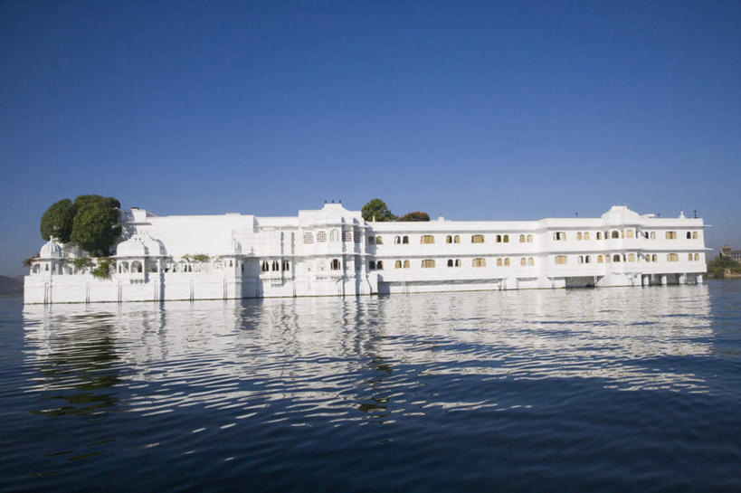 无人,宫殿,横图,室外,白天,正面,旅游,度假,湖,湖泊,名胜古迹,水,植物,标志建筑,地标,建筑,印度,亚洲,波纹,遗迹,堡垒,城堡,湖面,水流,水面,涟漪,古迹,文物,娱乐,建设,古建筑,树,树木,蓝色,绿色,蓝天,水纹,天空,自然,波浪,湖水,天,享受,休闲,旅游胜地,放松,生长,晴朗,成长,要塞,南亚,古文明,万里无云,拉贾斯坦邦,拉贾斯坦,印度共和国,水晕,乌代浦,设防,湖上皇宫,晴空,晴空万里,彩图,皇宫