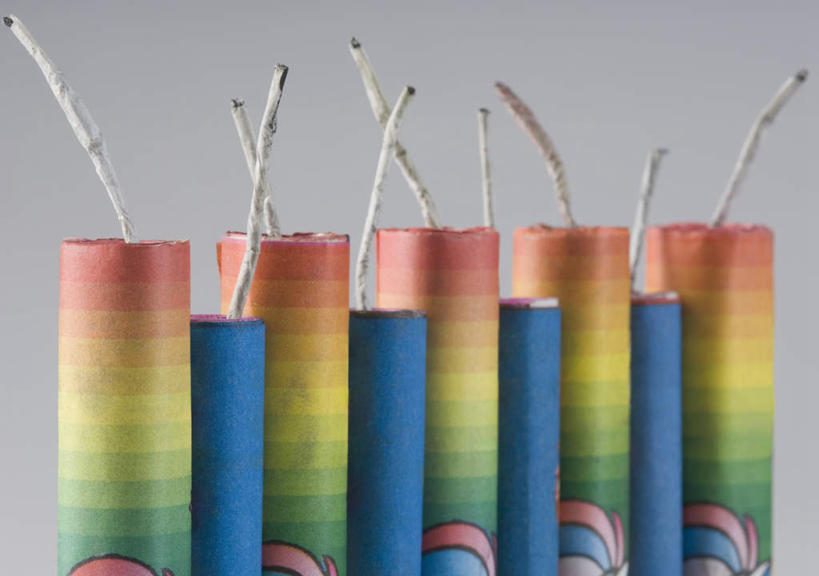 无人,横图,室内,特写,白天,白色背景,正面,静物,鞭炮,一排,许多,整齐,排列,导火线,摄影,影棚,队列,爆竿,爆仗,爆竹,鞭爆,炮仗,彩图,影棚拍摄,拍摄