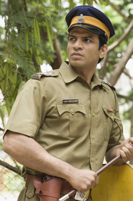 一个人,站,竖图,室外,白天,正面,工作服,制服,树林,植物,亚洲,仅一个男性,仅一个人,握,朦胧,模糊,棍子,拿,拿着,注视,树,树木,仅一个年轻男性,绿色,自然,观察,看,站着,握着,军帽,生长,成长,观看,军人,木棍,察看,关注,军服,工作制服,男人,男性,年轻男性,亚洲人,印度人,站立,半身,彩图,工作套服