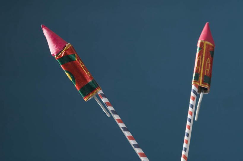 无人,横图,室内,特写,白天,正面,静物,鞭炮,蓝色背景,两个,导火线,摄影,影棚,印度文化,爆竿,爆仗,爆竹,鞭爆,炮仗,彩图,影棚拍摄,拍摄,传统文化