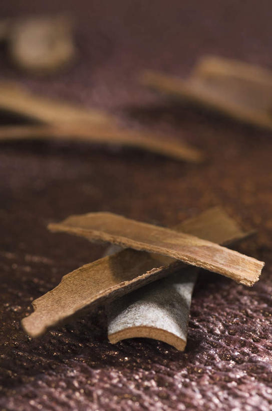 无人,竖图,俯视,室内,特写,白天,许多,阴影,朦胧,模糊,影子,调味,香料,佐料,肉桂,配料,桂皮,作料,官桂,牡桂,筒桂,香桂,玉桂,彩图,高角度拍摄