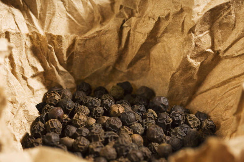 无人,横图,俯视,室内,特写,白天,一堆,许多,堆叠,堆积,朦胧,模糊,包装,包装纸,纸,调料,调味,香料,佐料,纸张,黑胡椒,调味品,调味料,堆,配料,包装材料,牛皮纸,作料,胡椒,彩图,高角度拍摄
