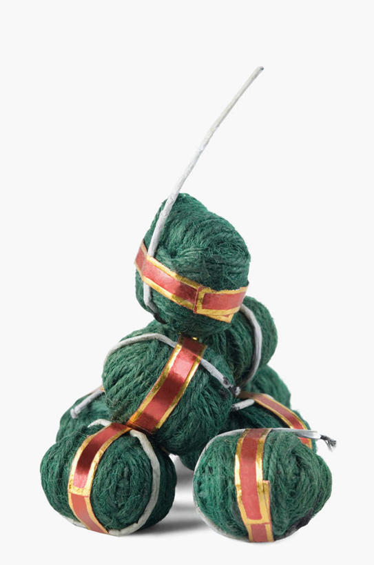 无人,竖图,室内,特写,白天,白色背景,正面,鞭炮,许多,堆叠,圆形,摄影,影棚,堆,爆竿,爆仗,爆竹,鞭爆,炮仗,彩图,影棚拍摄,拍摄